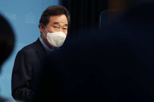 11일 여권의 유력 대권 주자인 이낙연 전 더불어민주당 대표가 서울 여의도 국회 소통관에서 '여성 안심' 정책을 발표하고 있다. 연합뉴스.